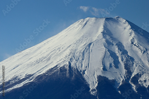 道志山塊の御正体山より 雪化粧した富士山 