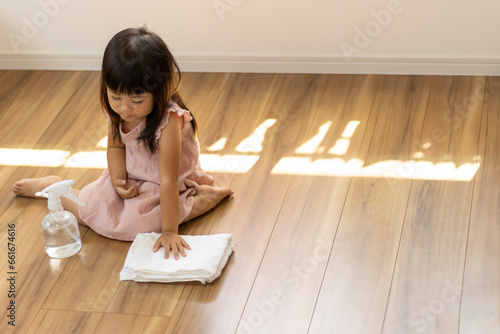 部屋の拭き掃除をする女の子（3歳、日本人）