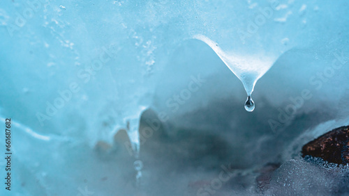 滴る水 氷の溶け水