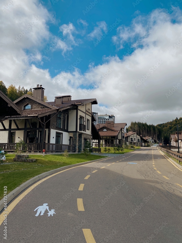 Obraz premium incredibly beautiful mountain view with chalets at a ski resort with clear sunny weather and mountain views