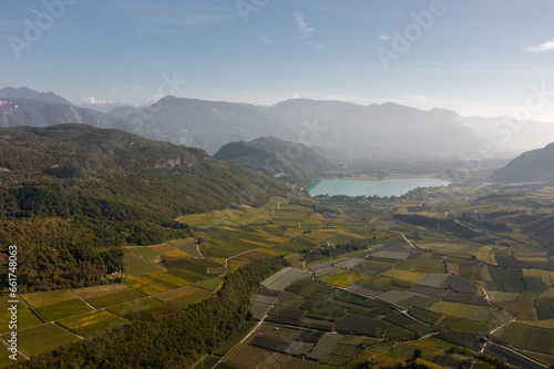 Die Weinfelder in Kaltern und der Kalterer See im Herbst aus der Luft. Südtirol 1 © Marlon