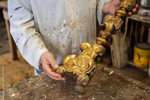 Canvastavla Artigiano restauro, mostra in primo piano candelabro da restaurare