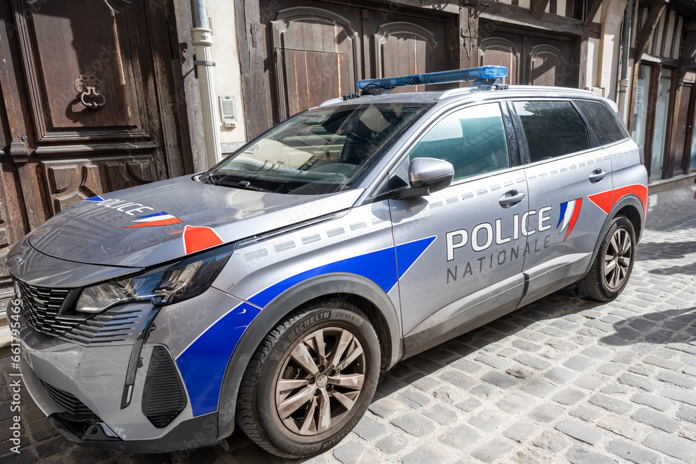 voiture de la police nationale garée dans une rue pavée Stock Photo ...