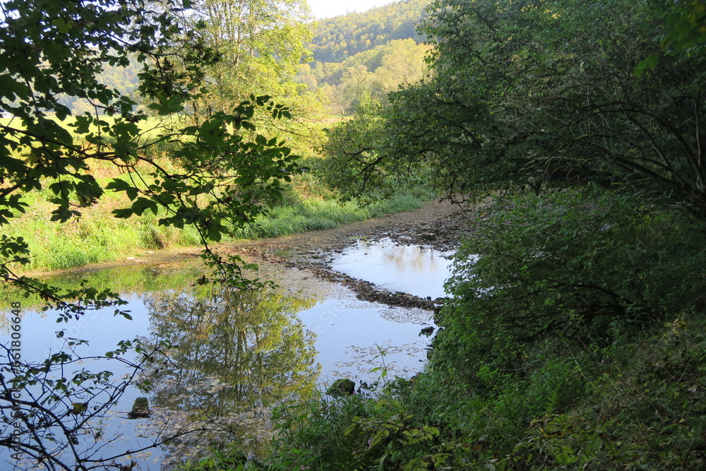 Wasser der Donau fließt in Immendingen. Hinter dem Steinwall kommt nur wenig an. Das liegt an der Donauversinkung, durch die Wasser im Karstgestein versickert.