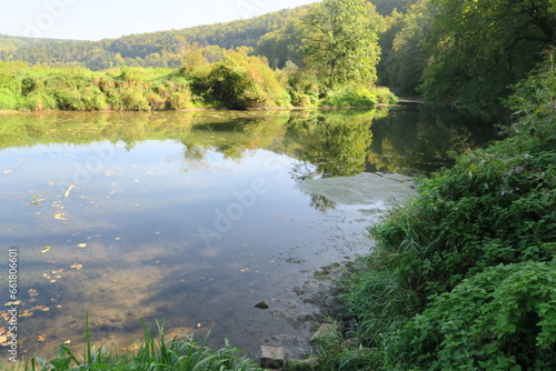 Wasser versickert in der Donauversinkung im Karstgestein in Immendingen.