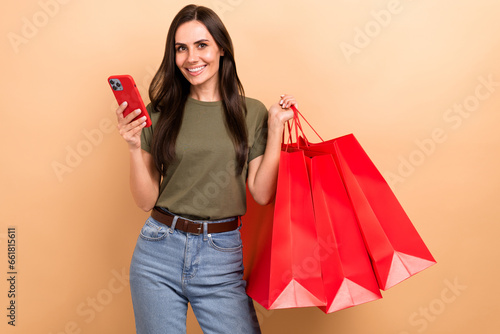 Fotografie Photo of cheerful cute lady wear khaki t-shirt online shopping bargains modern d