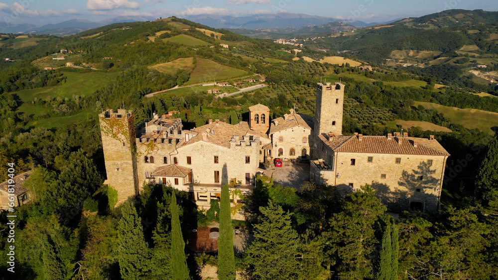 Widok z lotu ptaka na zamek Giomici Castle, Prowincja Prugia 06029 Giomici, Perugia. - obrazy, fototapety, plakaty 
