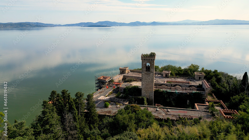 Widok z lotu ptaka na starożytny kościół i ruiny fortecy Parco Naturale dell'Isola Maggiore PG, 06069. Wyspa na jeziorze Maggiore we Włoszech.