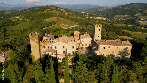 Widok z lotu ptaka na zamek Giomici Castle  Prowincja Prugia 06029 Giomici  Perugia.