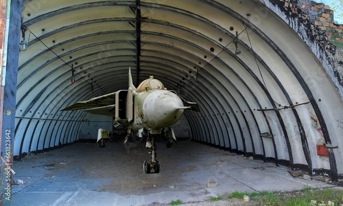 Obraz na płótnie Eine alte MIG 23 der DDR Luftwaffe steht in einem Hangar.