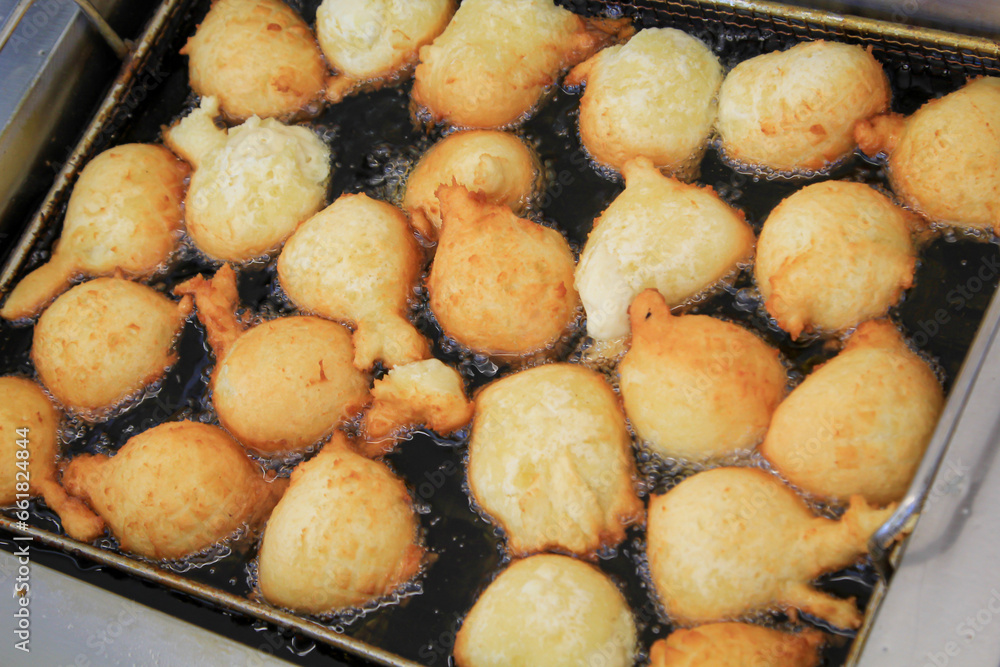 Quarkbällchen sind kleine Krapfen aus Hefeteig die hier im Ölbad gebacken werden.
Quarkbällchen sind kleine Krapfen aus Hefeteig die hier im Ölbad gebacken werden.