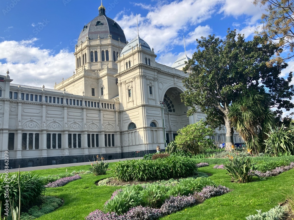 Obraz premium 青空に映えるカールトン庭園の王立展示館