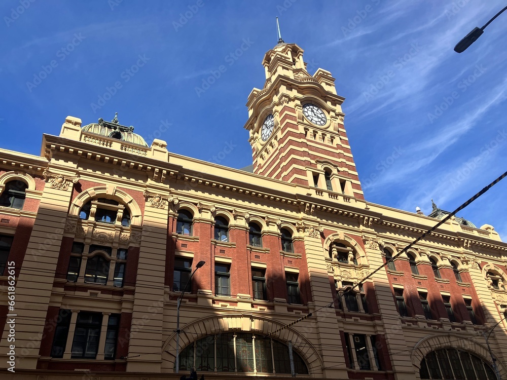 Fototapeta premium 下から見上げるフリンダースストリート駅の駅舎