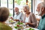 Senioren beim Essen in einer geselligen Runde am Essenstisch. Kantine im Altersheim und gesunder Nahrung. Gemeinsam speisen im Alter als Rentner. 