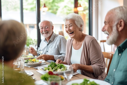 Senioren beim Essen in einer geselligen Runde am Essenstisch. Kantine im Altersheim und gesunder Nahrung. Gemeinsam speisen im Alter als Rentner. 