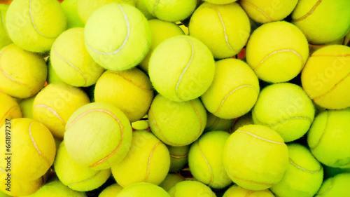 detail of baskets with several tennis balls © Hermes Bezerra 
