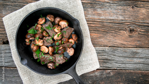 Foto Bottom beef sirloin steak tips and baby bella mushrooms from above with copy spa