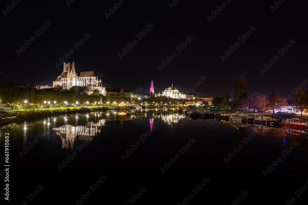 Abbaye Saint Germain de Auxerre de nuit avec reflet dans le fleuve de Yonne. France.	