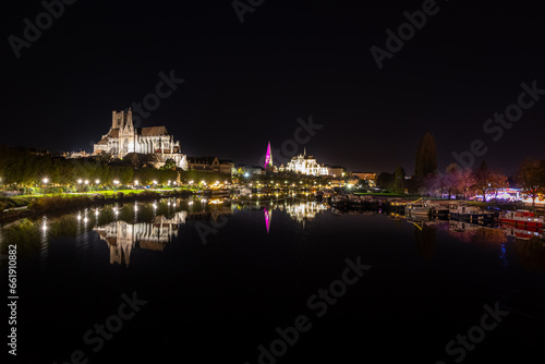 Abbaye Saint Germain de Auxerre de nuit avec reflet dans le fleuve de Yonne. France. 