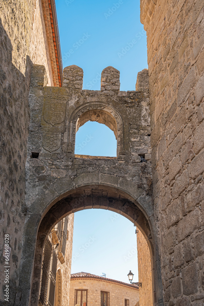 Detalle De Arco Y Almena De La Puerta De Santiago En Las Murallas De La 