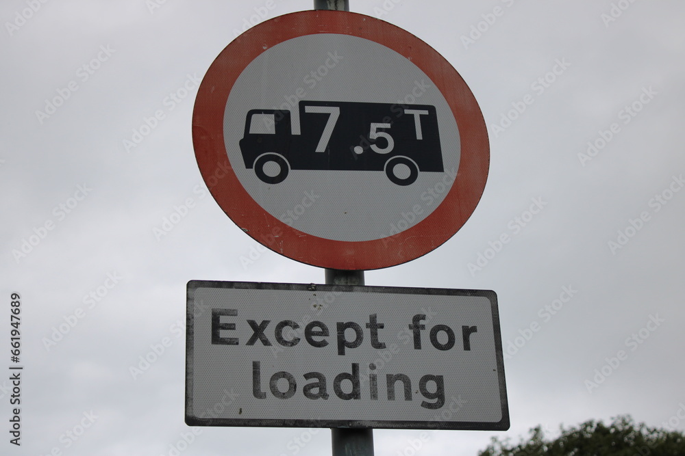 Obraz premium UK road sign 7.5 Tonne weight limit restriction, commonly seen around villages and rural areas