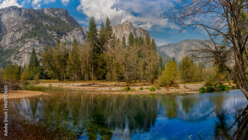 Fototapeta Naklejka Na Ścianę i Meble -  Yosemite,Merced river reflecting the mountains and sky above in the valley of where beauty surrounds you