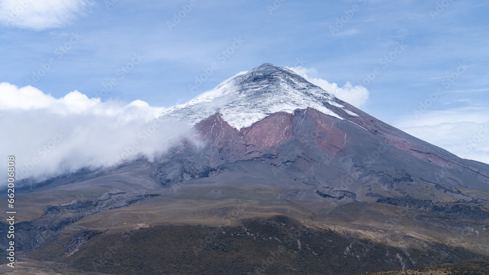Volcán Cotopaxi, situado en el Ecuador, es uno de los volcanes más activo. Además,  es muy visitado por turistas nacionales y extranjeros, ideal para escalar.