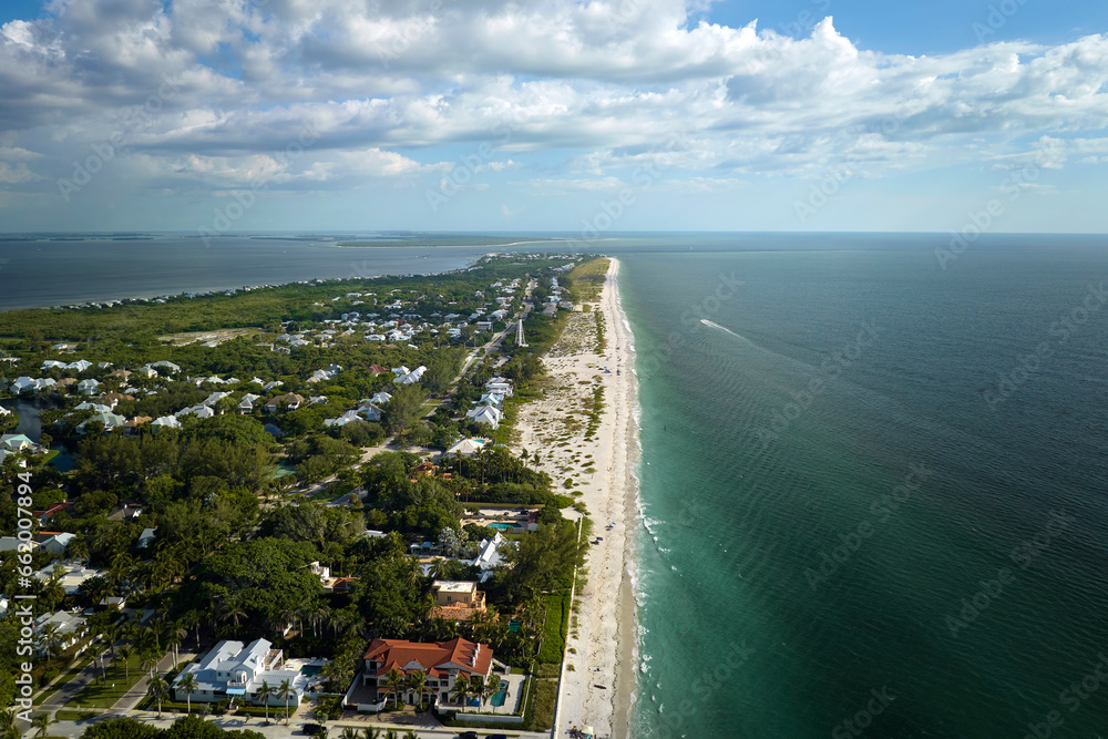 American waterfront houses in rural US suburbs. View from above of large residential homes in island small town Boca Grande on Gasparilla Island in southwest Florida - obrazy, fototapety, plakaty 