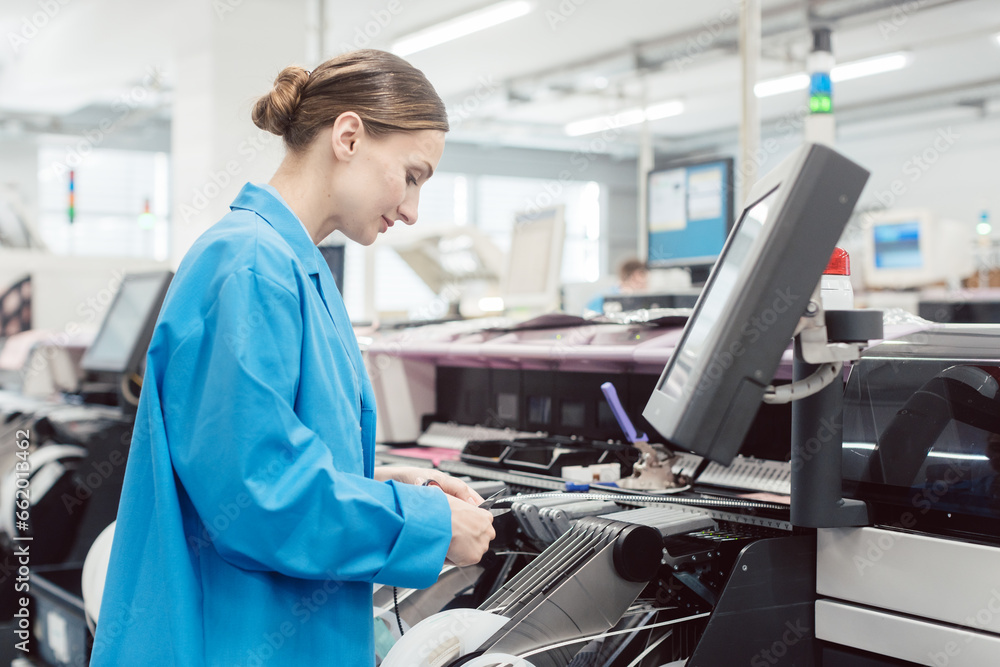 Obraz premium Manual Worker confectioning electronic parts on assembly
