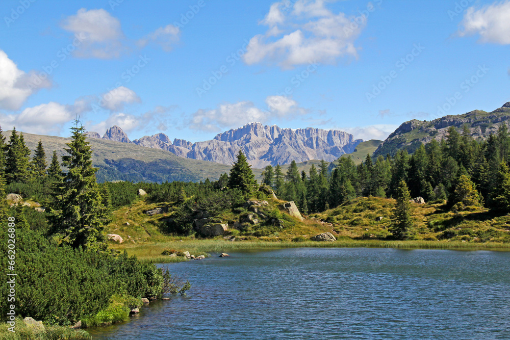 il Lago superiore di Colbricon; catena del Lagorai, Trentino. Sulla sfondo, la Marmolada