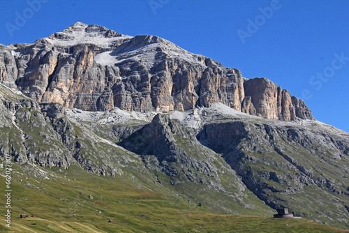 l'imponente Piz Boè sopra il sacrario dei caduti della Prima Guerra Mondiale