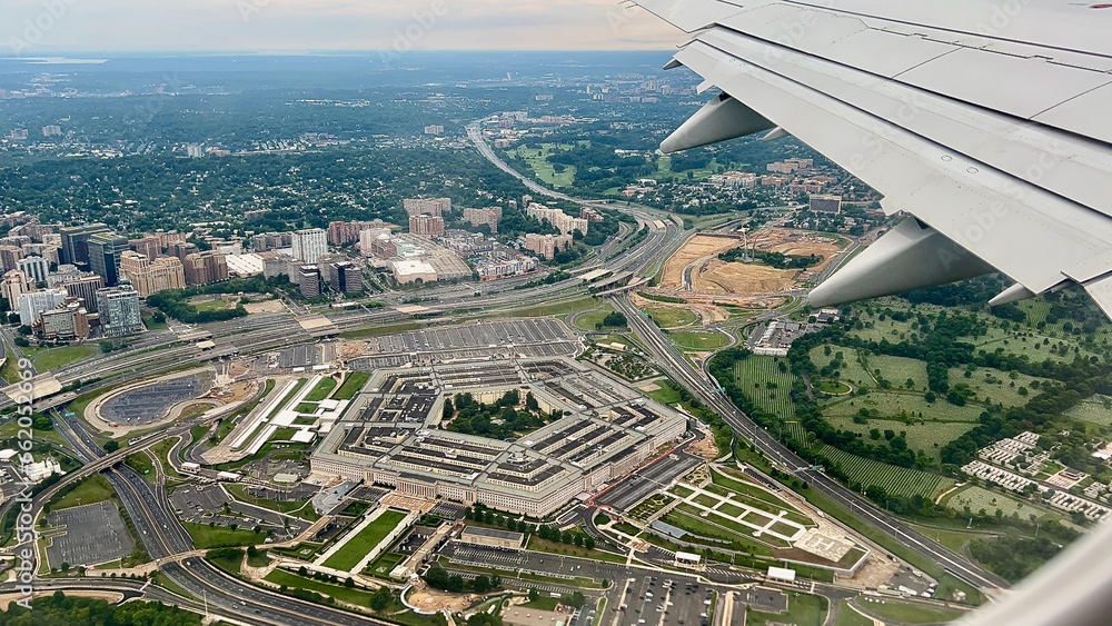 Aerial view of the US Department of Defense and Arlington Cemetery under the wing.
 - obrazy, fototapety, plakaty 