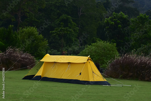 Tents are tents that have been set up for sleeping in the middle of nature..