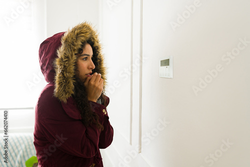 Fotografía Young woman feeling cold with a broken heating