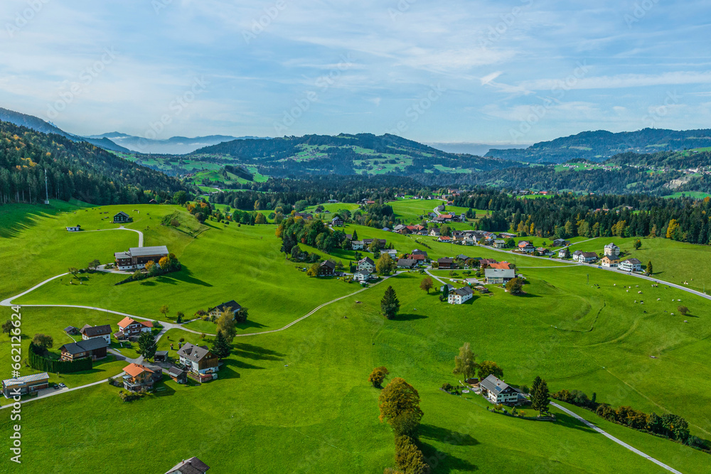 Ausblick auf die Region Krumbach in Vorarlberg an einem sonnigen Tag im Oktober