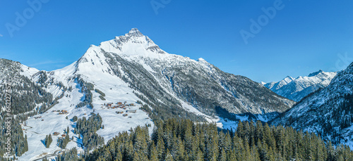 Winterlicher Ausblick auf die Region Warth am Arlberg, Blick zum Biberkopf und zur Ortschaft Lechleiten