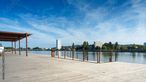 Vichy au fil de l'Allier. Aménagement d'une plateforme sur la berge de Bellerive au bord du lac d'Allier avec vue sur la quartier des Ailes et l'Esplanade sur la rive droite