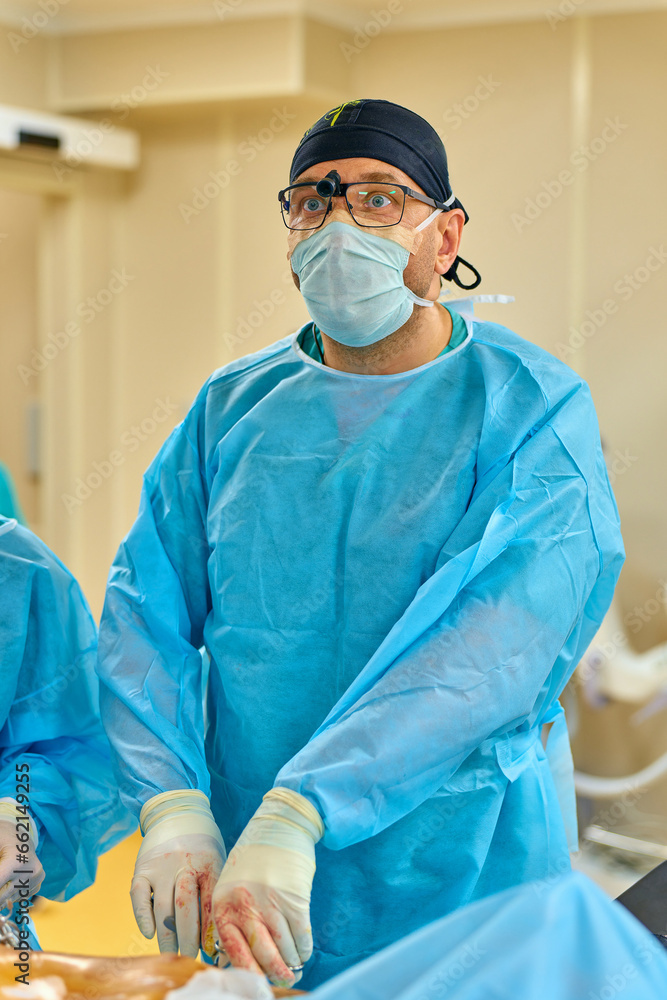 a surgeon performs an operation with a hospital a surgeon performs an operation with a hospital