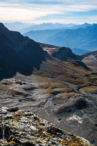 Ausblick über den oberen Segnesboden in die Bergwelt Graubündens in der Schweiz