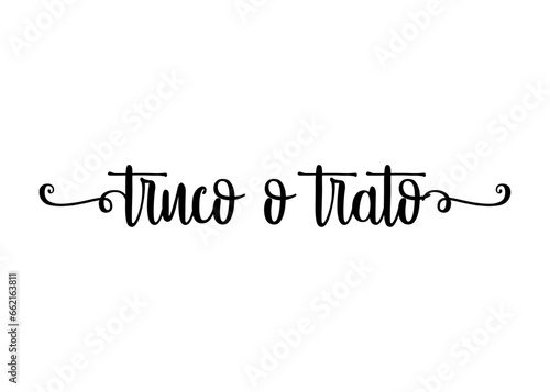 Logo con texto manuscrito truco o trato en español con raya de decoración de caligrafía para su uso en invitaciones y tarjetas de Halloween