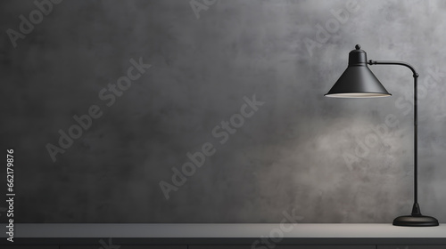 Une table avec une lampe de chevet dans l'intérieur noir d'une maison. photo