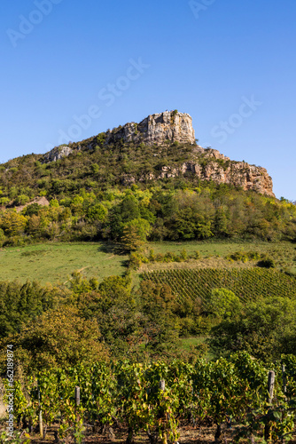 Roche du Solutré, escarpement calcaire surplombant le vignoble de la célèbre appellation Pouilly-Fuissé, en Bourgogne, dans le village de Solutré-Pouilly près de Mâcon