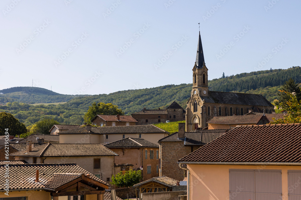 Église Saint-Martin, au cœur du village de Vergisson, en Bourgogne, près de Mâcon