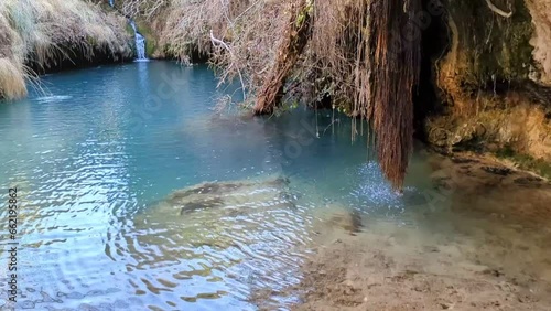 PEQUEÑA CASCADA EN EL PARAJE DENOMINADO LA CUEVA DE LOS ANGELES, CERCA DE LA POBLACION DE VILLAMALEA, EN LA PROVINCIA DE ALBACETE. CASTILLA LA MANCHA. ESPAÑA