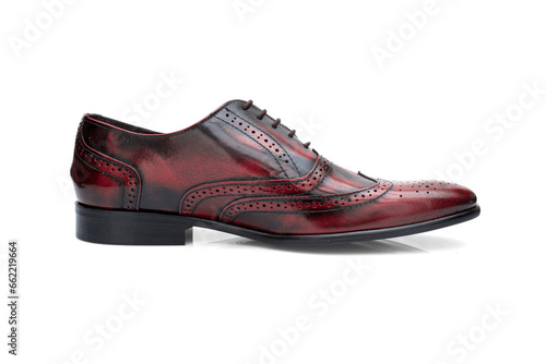 Sapato elegante masculino com tonalidades vermelhas em fundo branco.