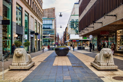 Obraz na płótnie stockholm, schweden - shoppingmeile im stadtzentrum w salonie