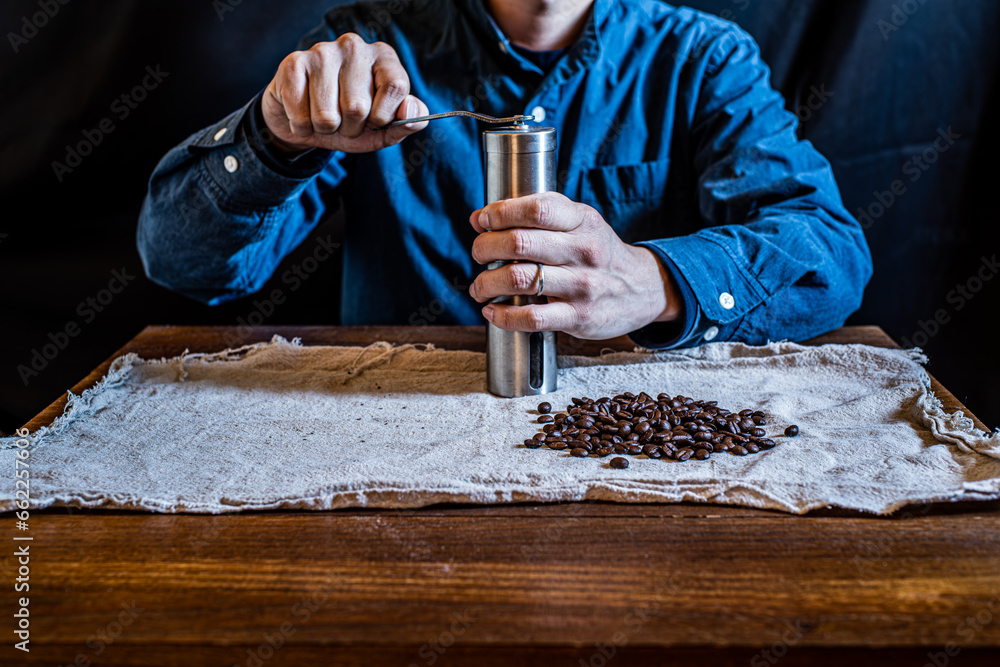 コーヒーミルで豆を挽く様子 Stock-Foto | Adobe Stock