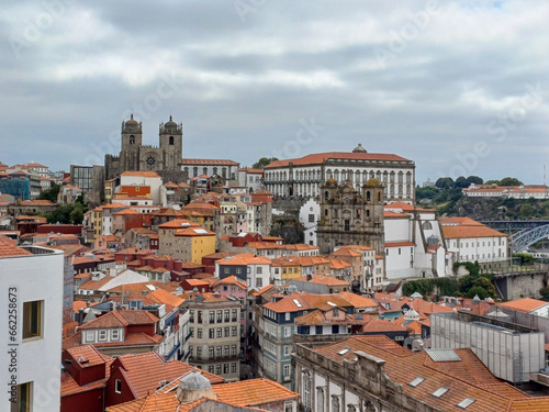 Blick auf die Stadt und Kathedrale von Porto – Historische Architektur und städtische Schönheit