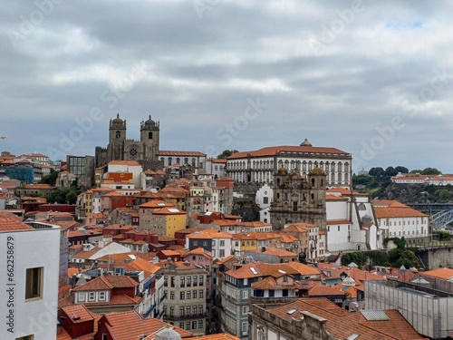 Blick auf die Stadt und Kathedrale von Porto – Historische Architektur und städtische Schönheit photo