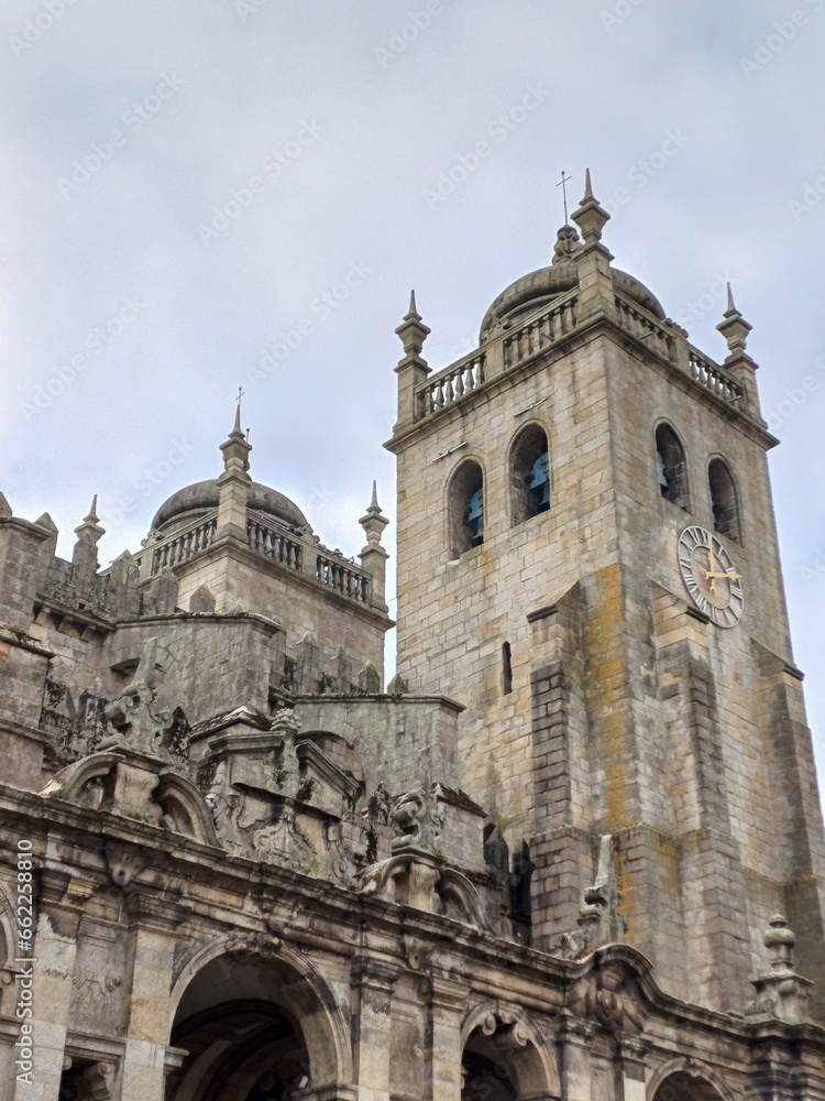 Blick auf die Stadt und Kathedrale von Porto – Historische Architektur und städtische Schönheit Blick auf die Stadt und Kathedrale von Porto – Historische Architektur und städtische Schönheit